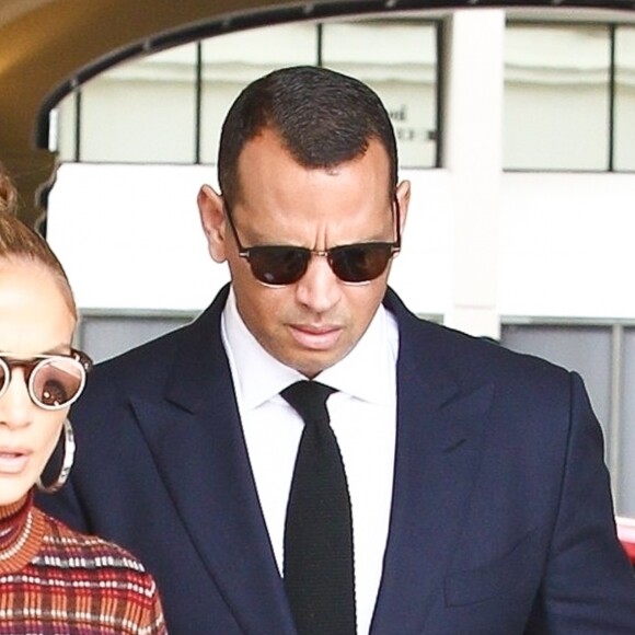 Jennifer Lopez et son compagnon Alex Rodriguez arrivent dans un hôtel à Miami pour une réunion de travail le 25 janvier 2019.