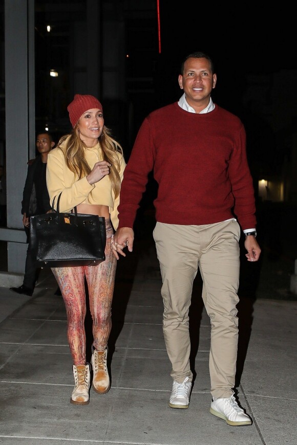 Exclusif - Jennifer Lopez et son compagnon Alex Rodriguez sortent main dans la main des bureaux de Live Nation Entertainment à Beverly Hills, le 17 décembre 2018.
