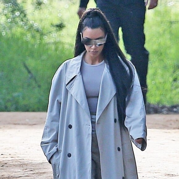 Kim Kardashian et K. West arrivent avec leur fille N. West à la messe dominicale à Los Angeles. La petite N. semble faire un caprice et demande à son papa de la porter... Kim porte un trench XXL. Le 10 mars 2019  Kim Kardashian and K. West join Kylie Jenner for Sunday church service. The family look trendy as usual as they make their way inside. 10th march 201910/03/2019 - Los Angeles