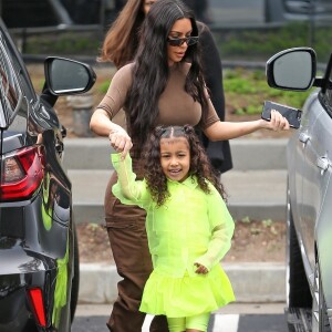 Kim Kardashian et sa fille North West - Exclusif - Les Kardashians arrivent en famille à la messe dominicale à Calabasas. Un cadeau XXL de la part de K. West et de sa femme K. Kardashian est livré à l'église. Le 3 mars 2019  For germany call for price - Please hide children face prior publication Exclusif - K. Kardashian enjoys her Sunday out with her kids at Sunday church service. K. looks casual in a long brown coat, white top, blue jeans, and off white heeled boots. A large gift can be seen being brought into the church which allegedly is a gift from K. West to K. Kardashian, who was also in attendance. 3rd march 201903/03/2019 - Los Angeles