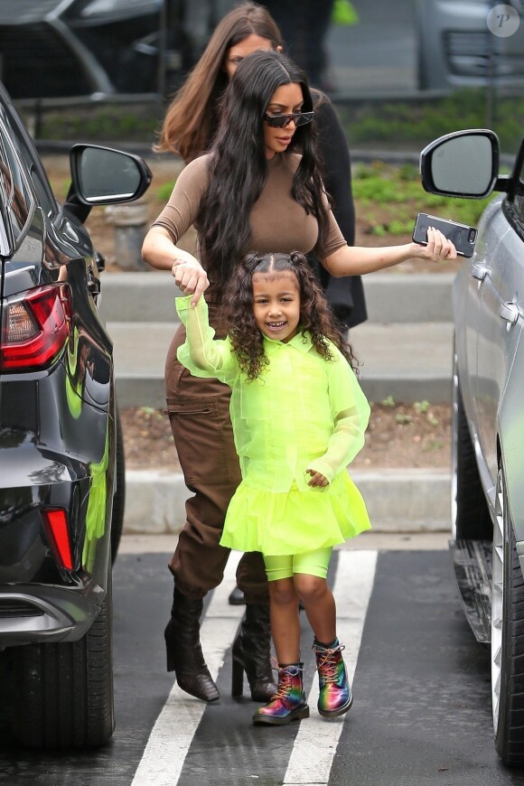 Kim Kardashian et sa fille North West - Exclusif - Les Kardashians arrivent en famille à la messe dominicale à Calabasas. Un cadeau XXL de la part de K. West et de sa femme K. Kardashian est livré à l'église. Le 3 mars 2019  For germany call for price - Please hide children face prior publication Exclusif - K. Kardashian enjoys her Sunday out with her kids at Sunday church service. K. looks casual in a long brown coat, white top, blue jeans, and off white heeled boots. A large gift can be seen being brought into the church which allegedly is a gift from K. West to K. Kardashian, who was also in attendance. 3rd march 201903/03/2019 - Los Angeles
