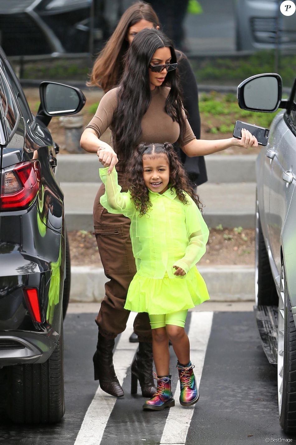 Kim Kardashian Et Sa Fille North West Exclusif Les Kardashians Arrivent En Famille à La