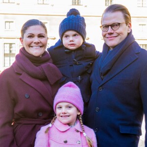 La princesse Victoria de Suède, accompagnée par son mari le prince Daniel et leurs enfants la princesse Estelle et le prince Oscar, a été fêtée par le public le 12 mars 2019 dans la cour intérieur du palais royal à Stockholm lors de la célébration de son prénom.