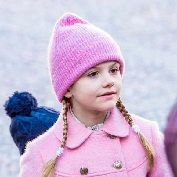 La princesse Victoria de Suède, accompagnée par son mari le prince Daniel et leurs enfants la princesse Estelle et le prince Oscar, a été fêtée par le public le 12 mars 2019 dans la cour intérieur du palais royal à Stockholm lors de la célébration de son prénom.