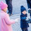 La princesse Victoria de Suède, accompagnée par son mari le prince Daniel et leurs enfants la princesse Estelle et le prince Oscar (en photo), a été fêtée par le public le 12 mars 2019 dans la cour intérieur du palais royal à Stockholm lors de la célébration de son prénom.
