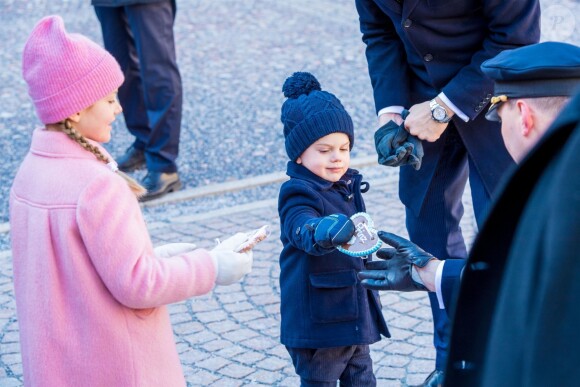 La princesse Victoria de Suède, accompagnée par son mari le prince Daniel et leurs enfants la princesse Estelle et le prince Oscar (en photo), a été fêtée par le public le 12 mars 2019 dans la cour intérieur du palais royal à Stockholm lors de la célébration de son prénom.