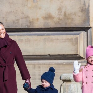 La princesse Victoria de Suède, accompagnée par son mari le prince Daniel et leurs enfants la princesse Estelle et le prince Oscar, a été fêtée par le public le 12 mars 2019 dans la cour intérieur du palais royal à Stockholm lors de la célébration de son prénom.