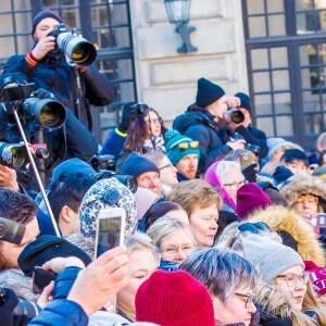 La princesse Victoria de Suède, accompagnée par son mari le prince Daniel et leurs enfants la princesse Estelle et le prince Oscar, a été fêtée par le public le 12 mars 2019 dans la cour intérieur du palais royal à Stockholm lors de la célébration de son prénom.