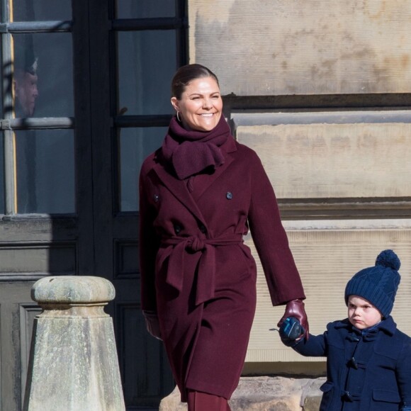 La princesse Victoria de Suède, accompagnée par son mari le prince Daniel et leurs enfants la princesse Estelle et le prince Oscar, a été fêtée par le public le 12 mars 2019 dans la cour intérieur du palais royal à Stockholm lors de la célébration de son prénom.