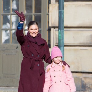 La princesse Victoria de Suède, accompagnée par son mari le prince Daniel et leurs enfants la princesse Estelle et le prince Oscar, a été fêtée par le public le 12 mars 2019 dans la cour intérieur du palais royal à Stockholm lors de la célébration de son prénom.