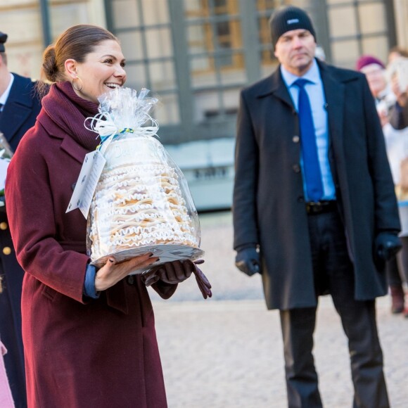 La princesse Victoria de Suède, accompagnée par son mari le prince Daniel et leurs enfants la princesse Estelle et le prince Oscar, a été fêtée par le public le 12 mars 2019 dans la cour intérieur du palais royal à Stockholm lors de la célébration de son prénom.