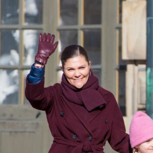 La princesse Victoria de Suède, accompagnée par son mari le prince Daniel et leurs enfants la princesse Estelle et le prince Oscar, a été fêtée par le public le 12 mars 2019 dans la cour intérieur du palais royal à Stockholm lors de la célébration de son prénom.