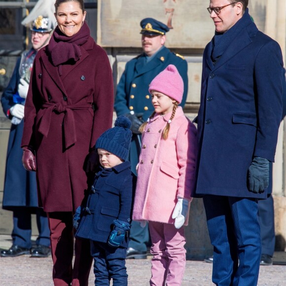 La princesse Victoria de Suède, accompagnée par son mari le prince Daniel et leurs enfants la princesse Estelle et le prince Oscar, a été fêtée par le public le 12 mars 2019 dans la cour intérieur du palais royal à Stockholm lors de la célébration de son prénom.