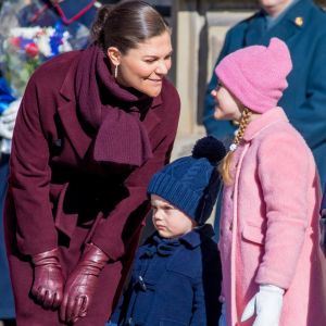 La princesse Victoria de Suède, complice avec ses enfants la princesse Estelle et le prince Oscar, a été fêtée par le public le 12 mars 2019 dans la cour intérieur du palais royal à Stockholm lors de la célébration de son prénom.