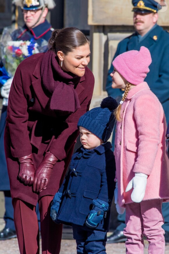 La princesse Victoria de Suède, complice avec ses enfants la princesse Estelle et le prince Oscar, a été fêtée par le public le 12 mars 2019 dans la cour intérieur du palais royal à Stockholm lors de la célébration de son prénom.
