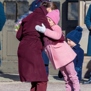 Et hop, un petit câlin ! La princesse Victoria de Suède, accompagnée par son mari le prince Daniel et leurs enfants la princesse Estelle et le prince Oscar, a été fêtée par le public le 12 mars 2019 dans la cour intérieur du palais royal à Stockholm lors de la célébration de son prénom.