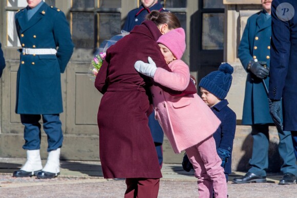 Et hop, un petit câlin ! La princesse Victoria de Suède, accompagnée par son mari le prince Daniel et leurs enfants la princesse Estelle et le prince Oscar, a été fêtée par le public le 12 mars 2019 dans la cour intérieur du palais royal à Stockholm lors de la célébration de son prénom.