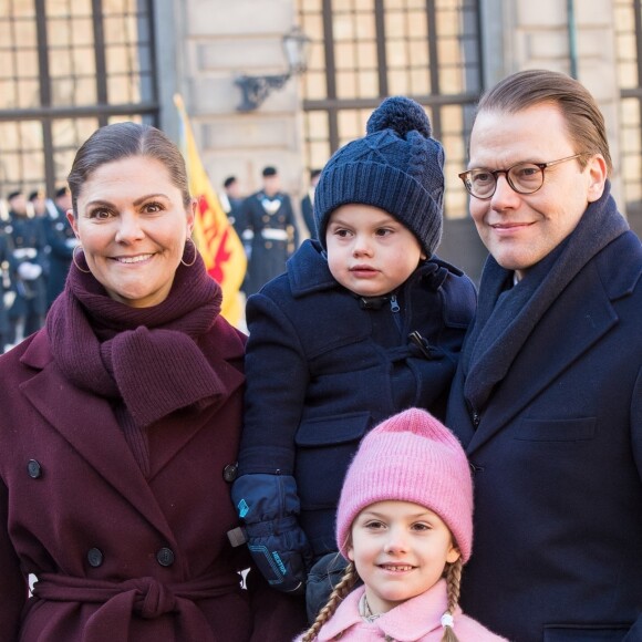 La princesse Victoria de Suède, accompagnée par son mari le prince Daniel et leurs enfants la princesse Estelle et le prince Oscar, a été fêtée par le public le 12 mars 2019 dans la cour intérieur du palais royal à Stockholm lors de la célébration de son prénom.