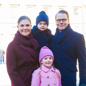 La princesse Victoria de Suède, accompagnée par son mari le prince Daniel et leurs enfants la princesse Estelle et le prince Oscar, a été fêtée par le public le 12 mars 2019 dans la cour intérieur du palais royal à Stockholm lors de la célébration de son prénom.