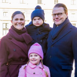 La princesse Victoria de Suède, accompagnée par son mari le prince Daniel et leurs enfants la princesse Estelle et le prince Oscar, a été fêtée par le public le 12 mars 2019 dans la cour intérieur du palais royal à Stockholm lors de la célébration de son prénom.