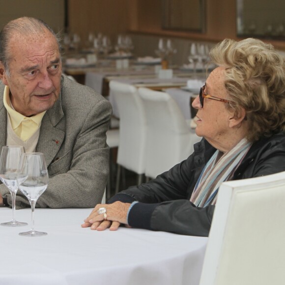 Jacques Chirac deguste des crevettes avec sa femme Bernadette, Maryvonne Pinault et un ami au restaurant Le Girelier a Saint Tropez le 4 octobre 2013.