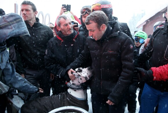 Exclusif - Le président Emmanuel Macron et sa femme Brigitte Macron (Trogneux) font du ski dans la station de la Mongie le 26 décembre 2017. © Dominique Jacovides - Cyril Moreau / Bestimage