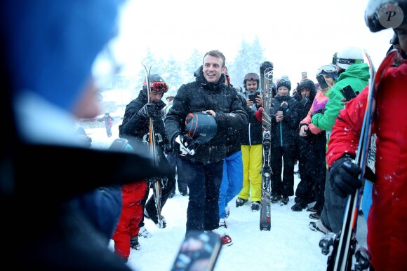 Exclusif - Le président Emmanuel Macron et sa femme Brigitte Macron (Trogneux) font du ski dans la station de la Mongie le 26 décembre 2017. © Dominique Jacovides - Cyril Moreau / Bestimage