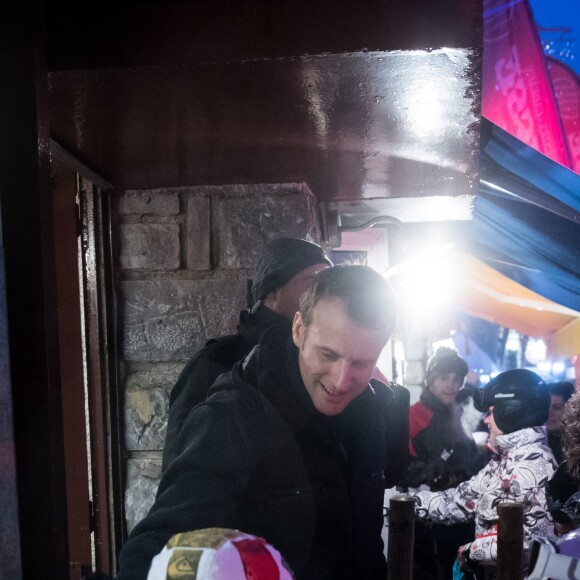 Exclusif - Le président Emmanuel Macron et sa femme Brigitte Macron (Trogneux) font du ski dans la station de la Mongie le 26 décembre 2017. © Dominique Jacovides - Cyril Moreau / Bestimage