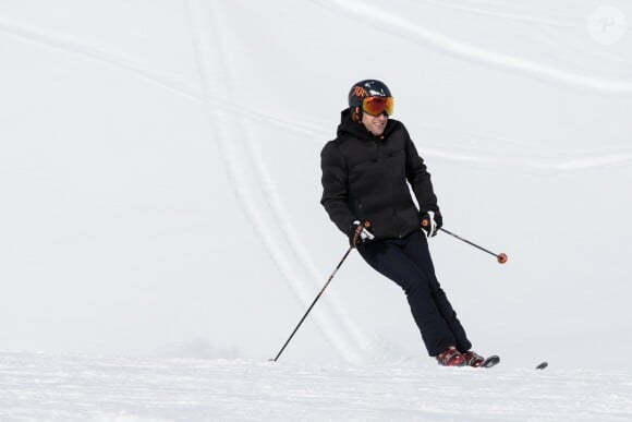 Exclusif - Le président Emmanuel Macron et sa femme Brigitte Macron (Trogneux) font du ski dans la station de la Mongie le 26 décembre 2017. © Dominique Jacovides - Cyril Moreau / Bestimage