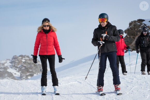 Exclusif - Le président Emmanuel Macron et sa femme Brigitte Macron (Trogneux) font du ski dans la station de la Mongie le 26 décembre 2017. © Dominique Jacovides - Cyril Moreau / Bestimage