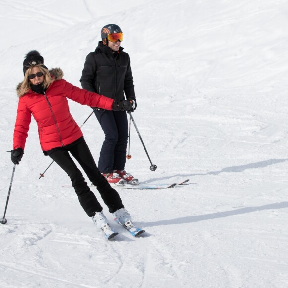 Exclusif - Le président Emmanuel Macron et sa femme Brigitte Macron (Trogneux) font du ski dans la station de la Mongie le 26 décembre 2017. © Dominique Jacovides - Cyril Moreau / Bestimage