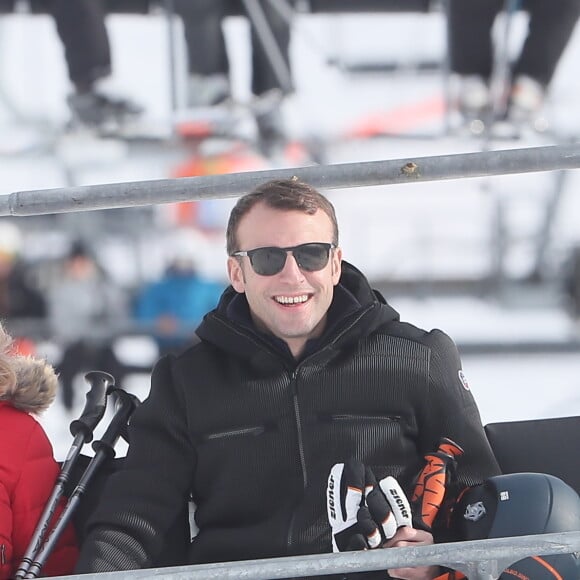 Exclusif - Le président Emmanuel Macron et sa femme Brigitte Macron (Trogneux) font du ski dans la station de la Mongie le 26 décembre 2017. © Dominique Jacovides - Cyril Moreau / Bestimage