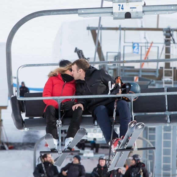 Exclusif - Le président Emmanuel Macron et sa femme Brigitte Macron (Trogneux) font du ski dans la station de la Mongie le 26 décembre 2017. © Dominique Jacovides - Cyril Moreau / Bestimage