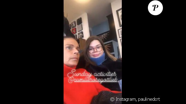 Pauline Ducruet et Camille Gottlieb dans un salon de tatouages de New York avec leur maman Stéphanie de Monaco le 17 mars 2019.