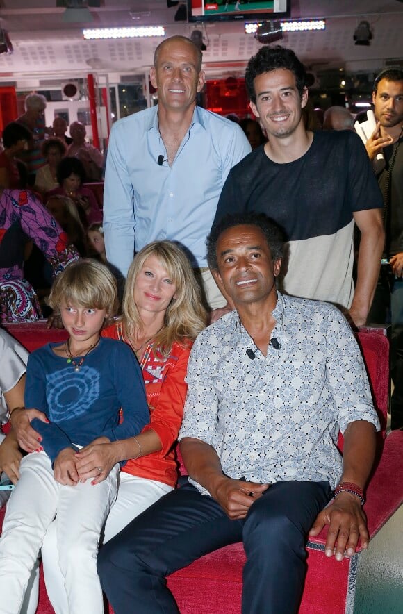 Isabelle Camus avec Yannick Noah et leur fils Joalukas, Guy Forget et son fil Mathieu Forget - Enregistrement de l'émission "Vivement Dimanche" à Paris le 11 juin 2014.