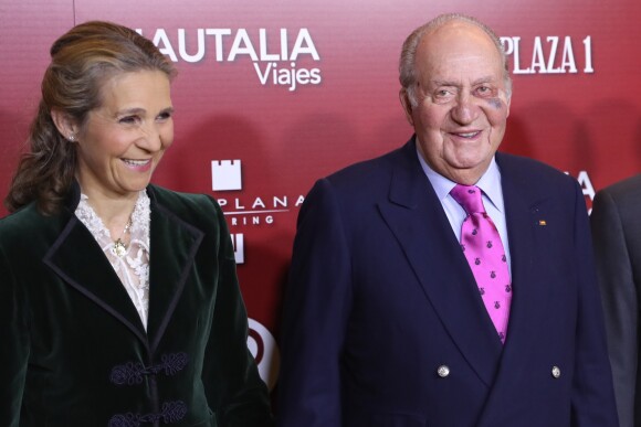 Le roi Juan Carlos Ier d'Espagne, marqué au visage en raison d'une récente intervention chirurgicale, assistait le 22 mars 2019 en compagnie de sa fille l'infante Elena au gala de présentation de la prochaine Feria de San Isidro, aux arènes de Las Ventas à Madrid.