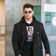Exclusif - Nick Jonas portant un T-Shirt à l'effigie de John Stamos le 28 février 2019 à l'aéroport JFK à New York.