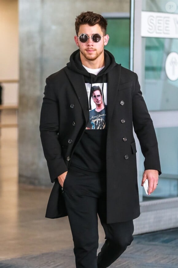 Exclusif - Nick Jonas portant un T-Shirt à l'effigie de John Stamos le 28 février 2019 à l'aéroport JFK à New York.