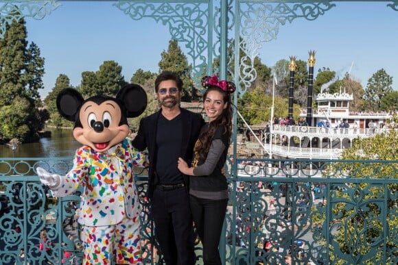 John Stamos et sa femme Caitlin McHugh célèbrent leur premier anniversaire de mariage à Disneyland Park à Anaheim le 7 février 2019.