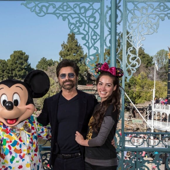John Stamos et sa femme Caitlin McHugh célèbrent leur premier anniversaire de mariage à Disneyland Park à Anaheim le 7 février 2019.