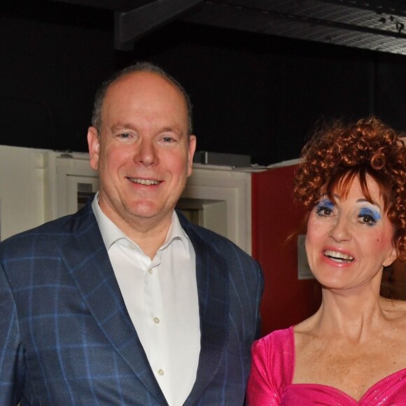 Exclusif - Le prince Albert II de Monaco avec Calixte de Nigremont, maître de cérémonie du festival, Noelle Perna (Mado la Niçoise) et Salim Zeghdar (directeur de Monaco Live Productions) en marge de la représentation du spectacle Certifié Mado dans le cadre des 14e Sérénissimes de l'Humour au Grimaldi Forum, à Monaco, le 22 mars 2019. © Bruno Bebert/Bestimage
Exclusif - , le prince Albert II de Monaco, Noelle Perna et Salim Zeghdar, le directeur de Monaco Live Production, la société qui organise le Festival - Noelle Perna dans "Mado la Niçoise" durant la 14ème édition des Sérénissimes de l'Humour au Grimaldi Forum, à Monaco pour la troisième soirée du festival le 22 mars 2019. Noelle Perna, comédienne et humoriste française, joue son spectacle "Certifié Mado". Le prince Albert II de Monaco a assisté au show et a rencontré "Mado" après le spectacle. Ce festival du Rire en Principauté, placé sous le Haut Patronage de S.A.S. le prince Albert II de Monaco, est organisé en partenariat avec Rire & Chansons. © Bruno Bebert/Bestimage - No web pour Belgique et Suisse Exclusive - For Germany call for price Prince Albert II of Monaco attended the show "Mado la Niçoise" during the 14 th edition of Serenissimes de l'Humour at Grimaldi Forum, Monaco, March 22nd, 2019.22/03/2019 -
