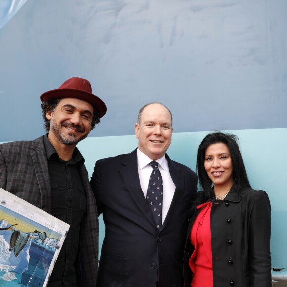 Le prince Albert II de Monaco a découvert (et signé) la fresque monumentale réalisée par le street artist brésilien Eduardo Kobra, en présence de Luciana de Montigny, présidente de l'association Brasil Monaco Project, sur le quai du Yacht Club de Monaco le 18 mars 2019. Kobra s'est inspiré du tableau de Dali "La persistance de la mémoire" (1931) et ses fameuses montres molles pour représenter la fonte de la banquise et mettre en évidence l'urgence climatique. © Claudia Albuquerque /Bestimage