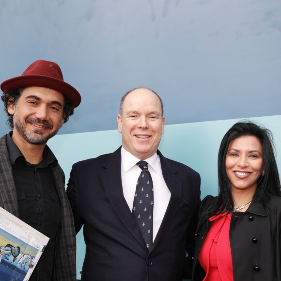 Le prince Albert II de Monaco a découvert (et signé) la fresque monumentale réalisée par le street artist brésilien Eduardo Kobra, en présence de Luciana de Montigny, présidente de l'association Brasil Monaco Project, sur le quai du Yacht Club de Monaco le 18 mars 2019. Kobra s'est inspiré du tableau de Dali "La persistance de la mémoire" (1931) et ses fameuses montres molles pour représenter la fonte de la banquise et mettre en évidence l'urgence climatique. © Claudia Albuquerque /Bestimage