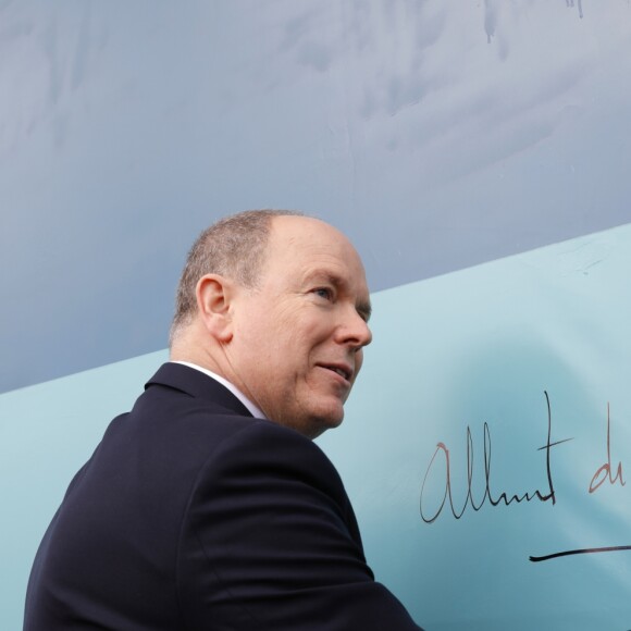 Le prince Albert II de Monaco a découvert (et signé) la fresque monumentale réalisée par le street artist brésilien Eduardo Kobra, en présence de Luciana de Montigny, présidente de l'association Brasil Monaco Project, sur le quai du Yacht Club de Monaco le 18 mars 2019. Kobra s'est inspiré du tableau de Dali "La persistance de la mémoire" (1931) et ses fameuses montres molles pour représenter la fonte de la banquise et mettre en évidence l'urgence climatique. © Claudia Albuquerque /Bestimage