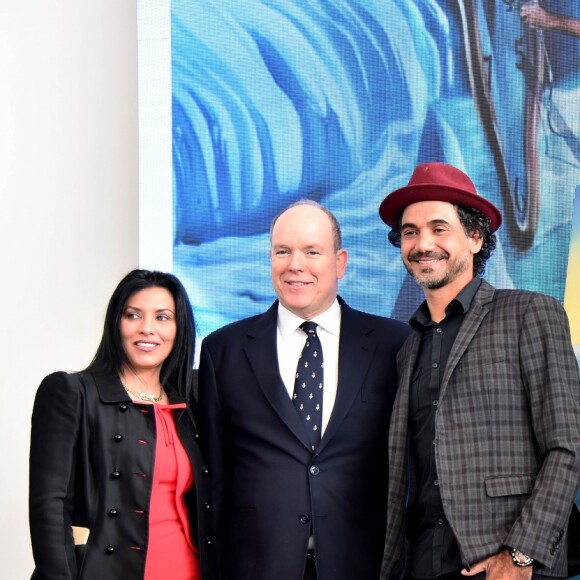 Le prince Albert II de Monaco a découvert (et signé) la fresque monumentale réalisée par le street artist brésilien Eduardo Kobra, en présence de Luciana de Montigny, présidente de l'association Brasil Monaco Project, sur le quai du Yacht Club de Monaco le 18 mars 2019. Kobra s'est inspiré du tableau de Dali "La persistance de la mémoire" (1931) et ses fameuses montres molles pour représenter la fonte de la banquise et mettre en évidence l'urgence climatique. ©Bruno Bebert/Bestimage