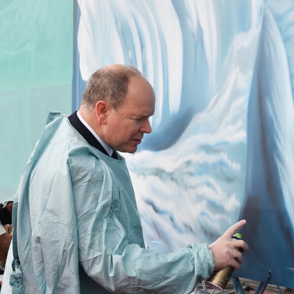 Le prince Albert II de Monaco a découvert (et signé) la fresque monumentale réalisée par le street artist brésilien Eduardo Kobra, en présence de Luciana de Montigny, présidente de l'association Brasil Monaco Project, sur le quai du Yacht Club de Monaco le 18 mars 2019. Kobra s'est inspiré du tableau de Dali "La persistance de la mémoire" (1931) et ses fameuses montres molles pour représenter la fonte de la banquise et mettre en évidence l'urgence climatique. ©Bruno Bebert/Bestimage