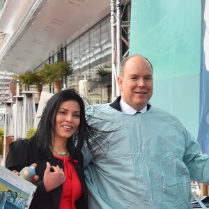 Le prince Albert II de Monaco a découvert (et signé) la fresque monumentale réalisée par le street artist brésilien Eduardo Kobra, en présence de Luciana de Montigny, présidente de l'association Brasil Monaco Project, sur le quai du Yacht Club de Monaco le 18 mars 2019. Kobra s'est inspiré du tableau de Dali "La persistance de la mémoire" (1931) et ses fameuses montres molles pour représenter la fonte de la banquise et mettre en évidence l'urgence climatique. ©Bruno Bebert/Bestimage