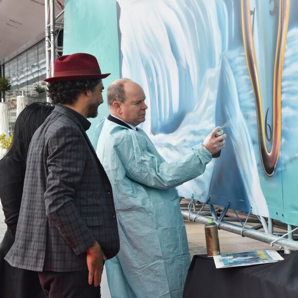 Le prince Albert II de Monaco a découvert (et signé) la fresque monumentale réalisée par le street artist brésilien Eduardo Kobra, en présence de Luciana de Montigny, présidente de l'association Brasil Monaco Project, sur le quai du Yacht Club de Monaco le 18 mars 2019. Kobra s'est inspiré du tableau de Dali "La persistance de la mémoire" (1931) et ses fameuses montres molles pour représenter la fonte de la banquise et mettre en évidence l'urgence climatique. ©Bruno Bebert/Bestimage