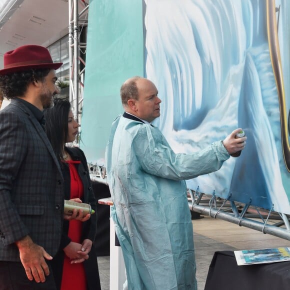 Le prince Albert II de Monaco a découvert (et signé) la fresque monumentale réalisée par le street artist brésilien Eduardo Kobra, en présence de Luciana de Montigny, présidente de l'association Brasil Monaco Project, sur le quai du Yacht Club de Monaco le 18 mars 2019. Kobra s'est inspiré du tableau de Dali "La persistance de la mémoire" (1931) et ses fameuses montres molles pour représenter la fonte de la banquise et mettre en évidence l'urgence climatique. ©Bruno Bebert/Bestimage