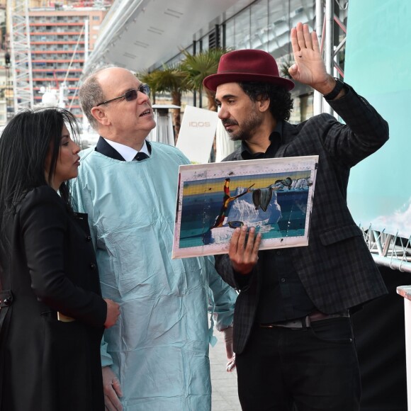 Le prince Albert II de Monaco a découvert (et signé) la fresque monumentale réalisée par le street artist brésilien Eduardo Kobra, en présence de Luciana de Montigny, présidente de l'association Brasil Monaco Project, sur le quai du Yacht Club de Monaco le 18 mars 2019. Kobra s'est inspiré du tableau de Dali "La persistance de la mémoire" (1931) et ses fameuses montres molles pour représenter la fonte de la banquise et mettre en évidence l'urgence climatique. ©Bruno Bebert/Bestimage